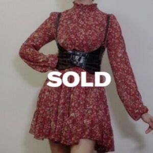 Feminine Floral Dress with Balloon Sleeves